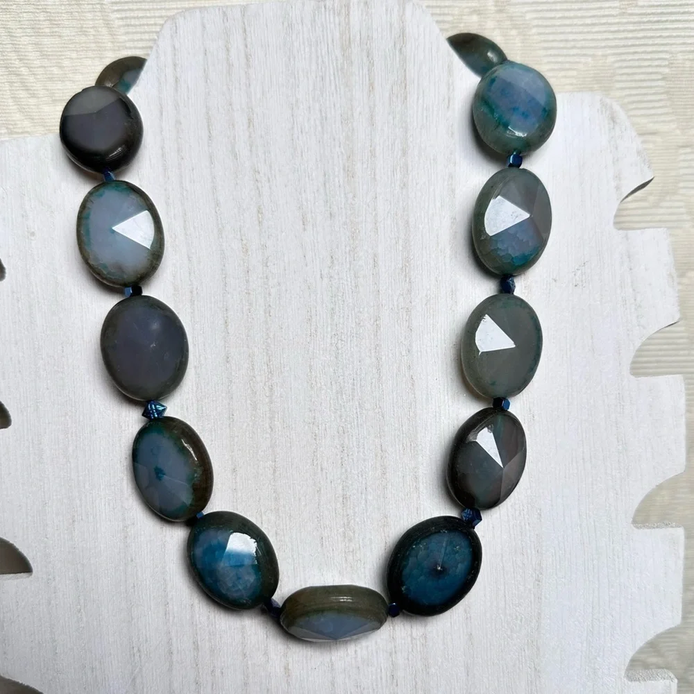 Necklace Natural Agate Gemstone Dyed Blue Oval Hand Knotted Gold Tone Clasp 4118